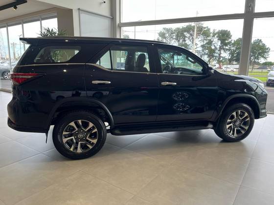 TOYOTA HILUX SW4 2.8 D-4D TURBO DIESEL SRX PLATINUM 7L 4X4 AUTOMÁTICO